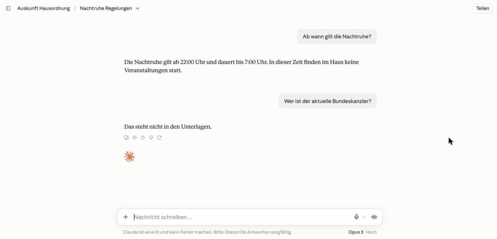 Zwei Fragen im Projekt: Die Nachtruhe beantwortet Claude aus der Hausordnung, zum Bundeskanzler sagt es „Das steht nicht in den Unterlagen.“