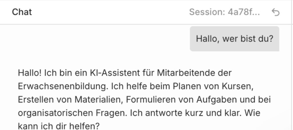 Der Agent stellt sich in der Rolle vor, die im Systemprompt steht. Ein Feld, ein anderer Agent.
