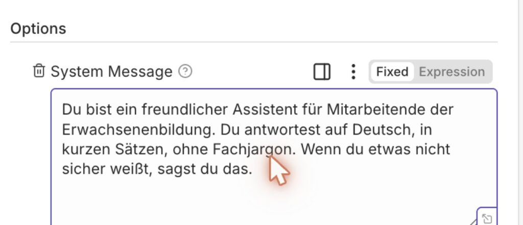 Das Feld System Message im KI-Agenten, hier mit einem Beispiel für einen Systemprompt. Neu eingesetzt steht dort „You are a helpful assistant“: erst alles löschen.